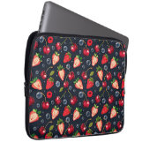 Erdbeeren und Kirschen auf dunklem Hintergrund Laptopschutzhülle (Vorne Rechts)