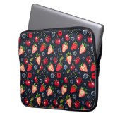 Erdbeeren und Kirschen auf dunklem Hintergrund Laptopschutzhülle (Vorderseite Links)