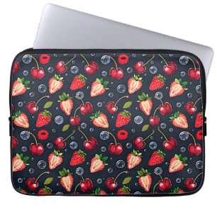 Erdbeeren und Kirschen auf dunklem Hintergrund Laptopschutzhülle