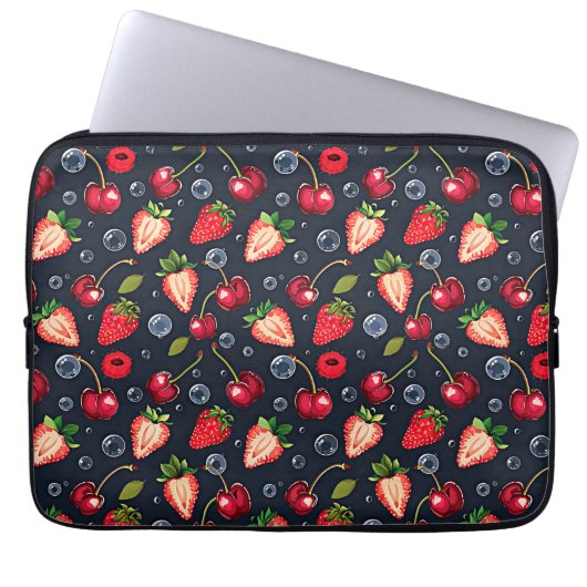 Erdbeeren und Kirschen auf dunklem Hintergrund Laptopschutzhülle (Vorderseite)