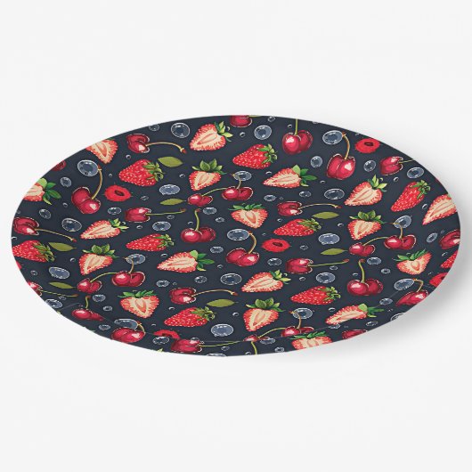 Erdbeeren und Kirschen auf dunklem Hintergrund Pappteller (Schrägansicht)