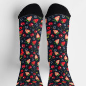 Erdbeeren und Kirschen auf dunklem Hintergrund Socken (Oben)