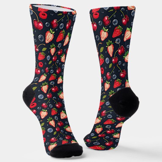 Erdbeeren und Kirschen auf dunklem Hintergrund Socken (Gewinkelt)