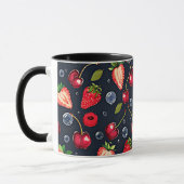 Erdbeeren und Kirschen auf dunklem Hintergrund Tasse (Links)