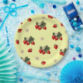 Erdbeeren und niedliche Teller aus gelbem Papier (Party)