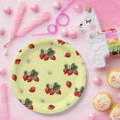 Erdbeeren und niedliche Teller aus gelbem Papier (Party)