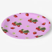 Erdbeeren und niedliche Teller aus rosa Papier (Schrägansicht)