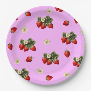 Erdbeeren und niedliche Teller aus rosa Papier