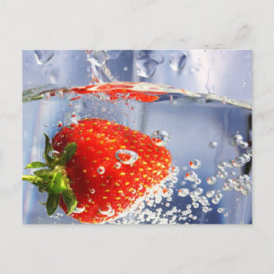 Erdbeerfrüchte in Wasserfotografie schön Postkarte