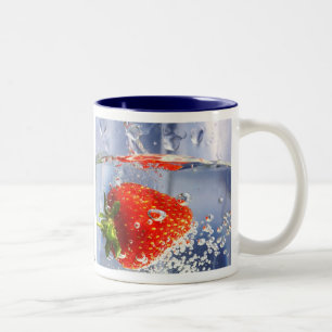 Erdbeerfrüchte in Wasserfotografie schön Zweifarbige Tasse