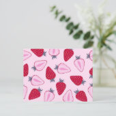 Erdbeermuster Postkarte (Stehend Vorderseite)