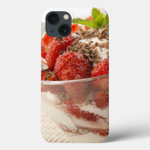 Erdbeernachtisch mit frischem Jogurt iPhone 13 Hülle