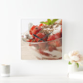 Erdbeernachtisch mit frischem Jogurt Quadratische Wanduhr (Zuhause)