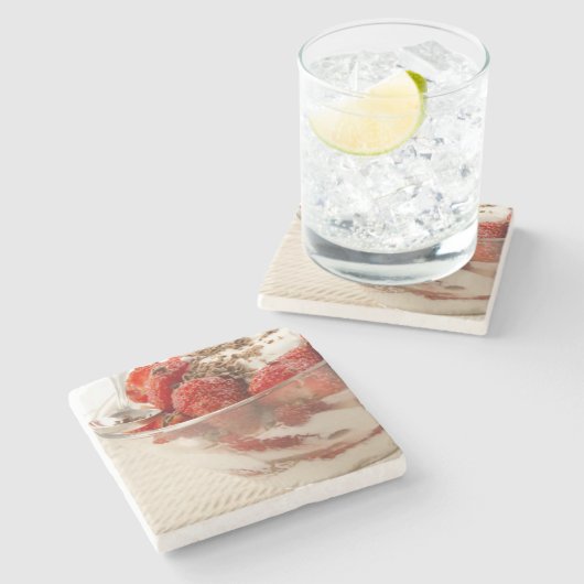 Erdbeernachtisch mit frischem Jogurt Steinuntersetzer (Seitenansicht)