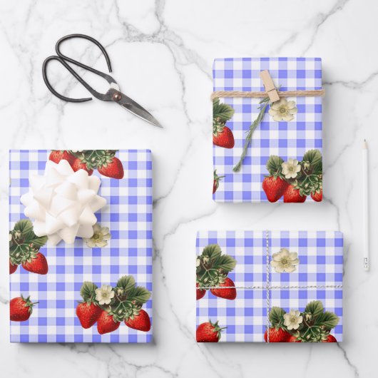 Erdbeerpapier auf blauem Gingham Geschenkpapier Set (Vorderseite)