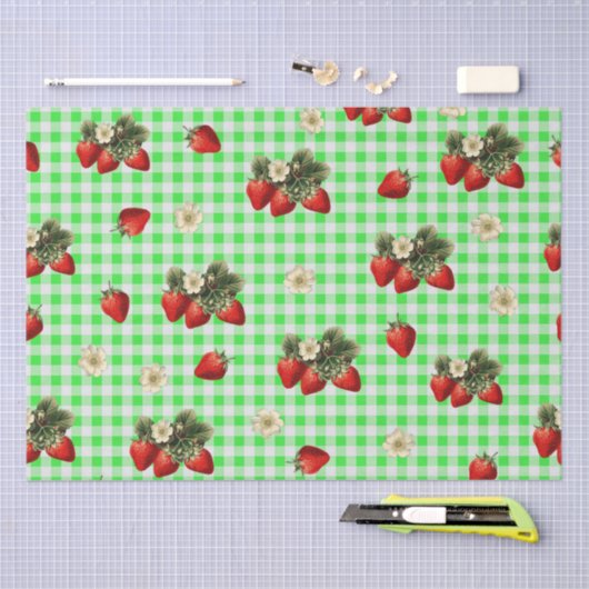 Erdbeerpapier auf grünem Gingham Seidenpapier (Handwerk)