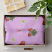 Erdbeerpapier mit Blüten auf rosa Seidenpapier (Geschenk)