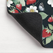 Erdbeerpflaster mit Blume und Schmetterlingen Mousepad (Ecke)