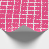 ErdbeerPink Quatrefoil deckt Muster mit Ziegeln Geschenkpapier (Ecke)