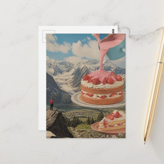 Erdbeertorte Berg Surreal Retro Kunst Postkarte (Vorderseite/Rückseite Beispiel)