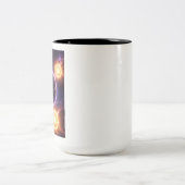 Erde mit drei Sonnen Zweifarbige Tasse (Mittel)