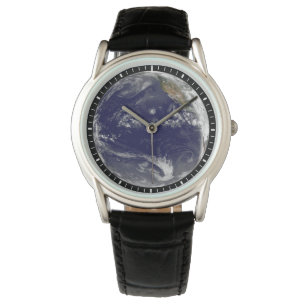 Erde mit drei tropischen Zyklonen im Pazifik. Armbanduhr