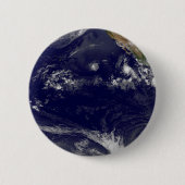 Erde mit drei tropischen Zyklonen im Pazifik. Button (Vorderseite)