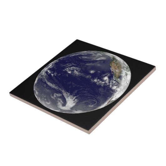 Erde mit drei tropischen Zyklonen im Pazifik. Fliese (Seite)