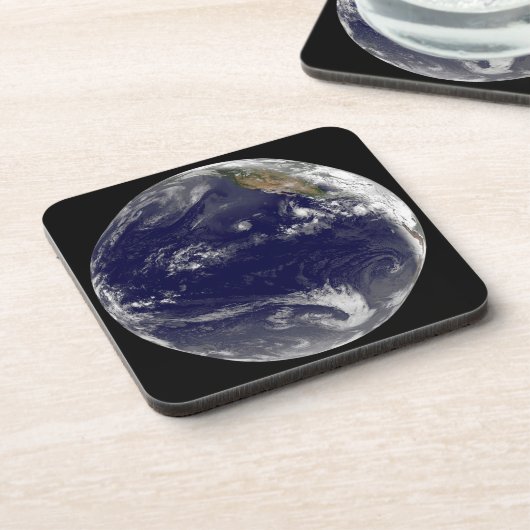 Erde mit drei tropischen Zyklonen im Pazifik. Getränkeuntersetzer (Linke Seite)