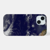 Erde mit drei tropischen Zyklonen im Pazifik. iPhone 15 Hülle (Rückseite (Horizontal))