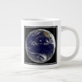 Erde mit drei tropischen Zyklonen im Pazifik. Jumbo-Tasse (Rechts)