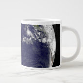 Erde mit drei tropischen Zyklonen im Pazifik. Jumbo-Tasse (Rechts)