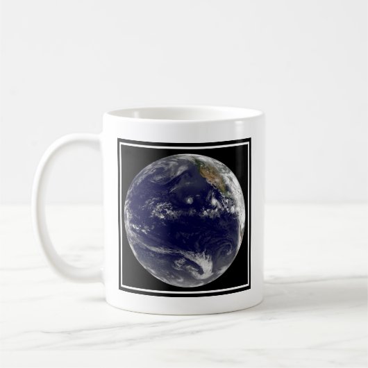 Erde mit drei tropischen Zyklonen im Pazifik. Kaffeetasse (Links)