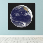 Erde mit drei tropischen Zyklonen im Pazifik. Leinwanddruck (Insitu (Holzboden))