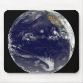 Erde mit drei tropischen Zyklonen im Pazifik. Mousepad (Vorne)