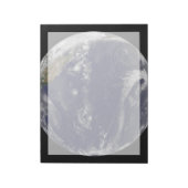 Erde mit drei tropischen Zyklonen im Pazifik. Notizblock (Rotiert)