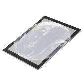 Erde mit drei tropischen Zyklonen im Pazifik. Notizblock (angewinkelt)