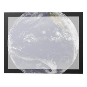 Erde mit drei tropischen Zyklonen im Pazifik. Notizblock