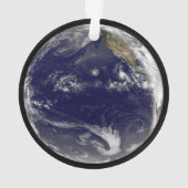 Erde mit drei tropischen Zyklonen im Pazifik. Ornament (Rückseite)