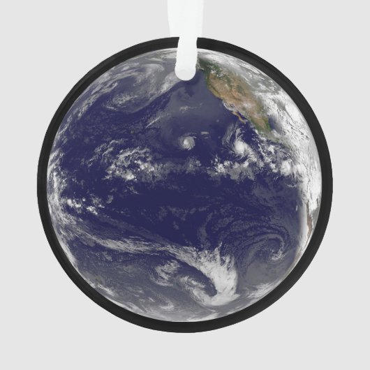 Erde mit drei tropischen Zyklonen im Pazifik. Ornament (Rückseite)