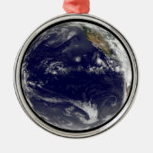 Erde mit drei tropischen Zyklonen im Pazifik. Ornament Aus Metall (Vorne)