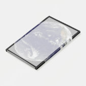 Erde mit drei tropischen Zyklonen im Pazifik. Post-it Klebezettel (angewinkelt)