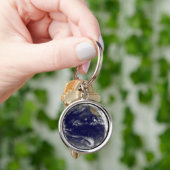 Erde mit drei tropischen Zyklonen im Pazifik. Schlüsselanhänger (Hand)