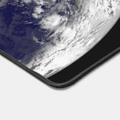 Erde mit drei tropischen Zyklonen im Pazifik. Schreibtischunterlage (Ecke)