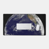 Erde mit drei tropischen Zyklonen im Pazifik. Schreibtischunterlage (Tastatur & Maus)