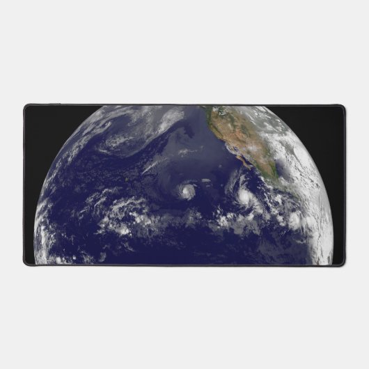 Erde mit drei tropischen Zyklonen im Pazifik. Schreibtischunterlage (Vorderseite)