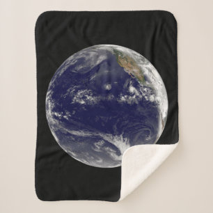 Erde mit drei tropischen Zyklonen im Pazifik. Sherpadecke