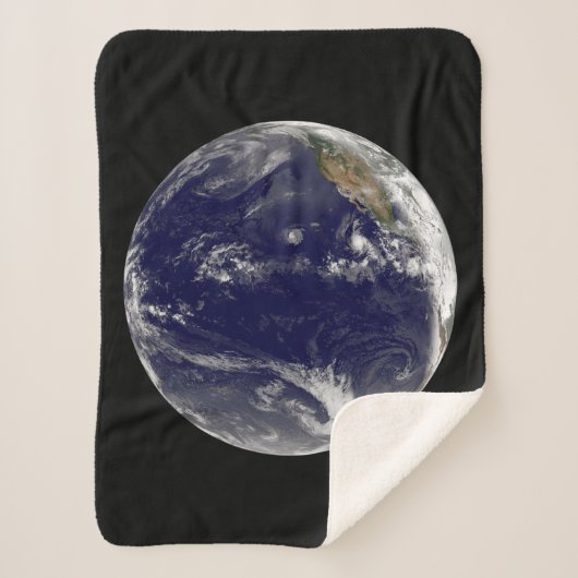 Erde mit drei tropischen Zyklonen im Pazifik. Sherpadecke (Vorderseite)