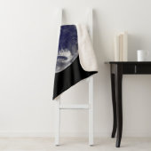 Erde mit drei tropischen Zyklonen im Pazifik. Sherpadecke (Beispiel)