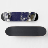 Erde mit drei tropischen Zyklonen im Pazifik. Skateboard (Horizontal)